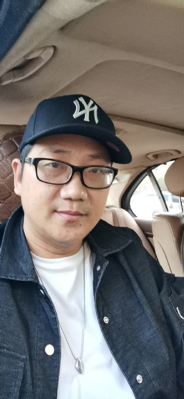 拥抱幸福的第一张照片--金门相亲网